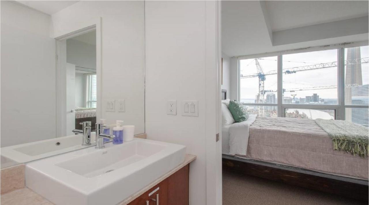 Toronto Downtown Core Two Bedroom Condo With Cn Tower View, Free Parking Exterior foto